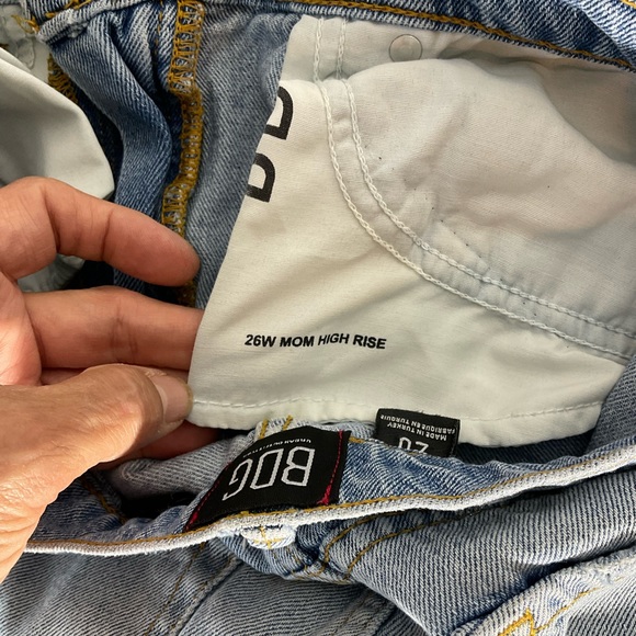 BDG Urban Outfitters Mom High Rise Highly Distressed Lite Blue Denim Size 26 - Picture 15 of 16
